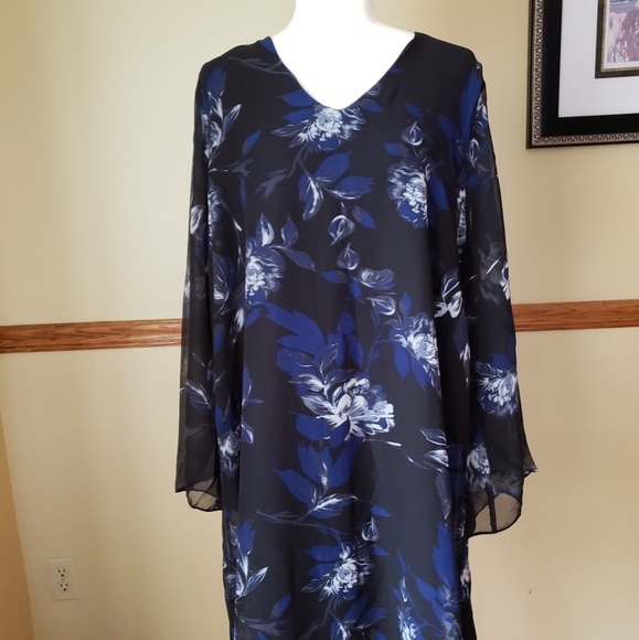 Carmen Marc Valvo Dresses & Skirts - Carmen Marc Valvo Dress plus Size Floral print 